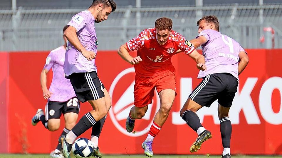 Die Tor-Maschine liefert bei der U23 von Mainz 05 ab: Fabio Moreno Fell (rotes Trikot) kommt in der Regionalliga bereits auf acht Saisontreffer. Archivfoto: Fotostand/Imago