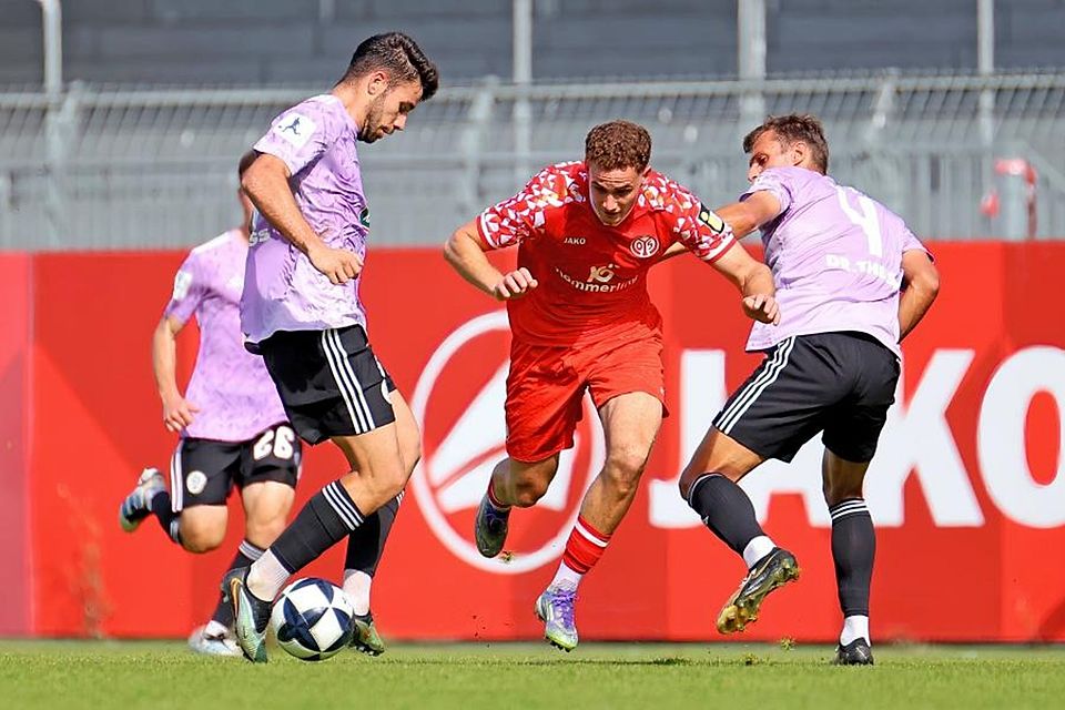 Die Tor-Maschine liefert bei der U23 von Mainz 05 ab: Fabio Moreno Fell (rotes Trikot) kommt in der Regionalliga bereits auf acht Saisontreffer. Archivfoto: Fotostand/Imago