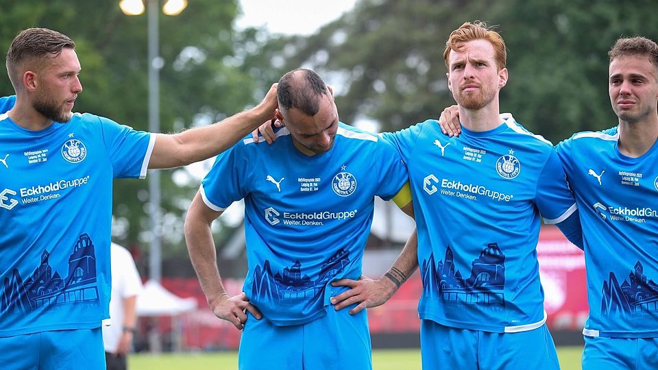 Eigentlich war`s eine super Saison, am Ende aber bleibt nur Frust: Die Spieler von Lok Leipzig um Kapitän Djamal Ziane (2.v.li.).
