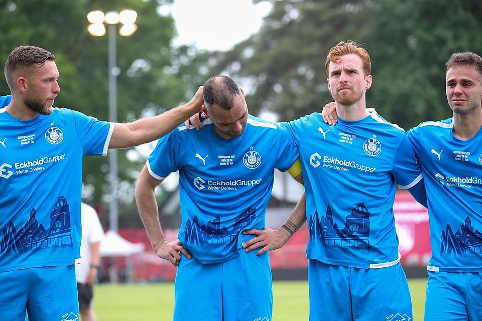 Eigentlich war`s eine super Saison, am Ende aber bleibt nur Frust: Die Spieler von Lok Leipzig um Kapitän Djamal Ziane (2.v.li.).