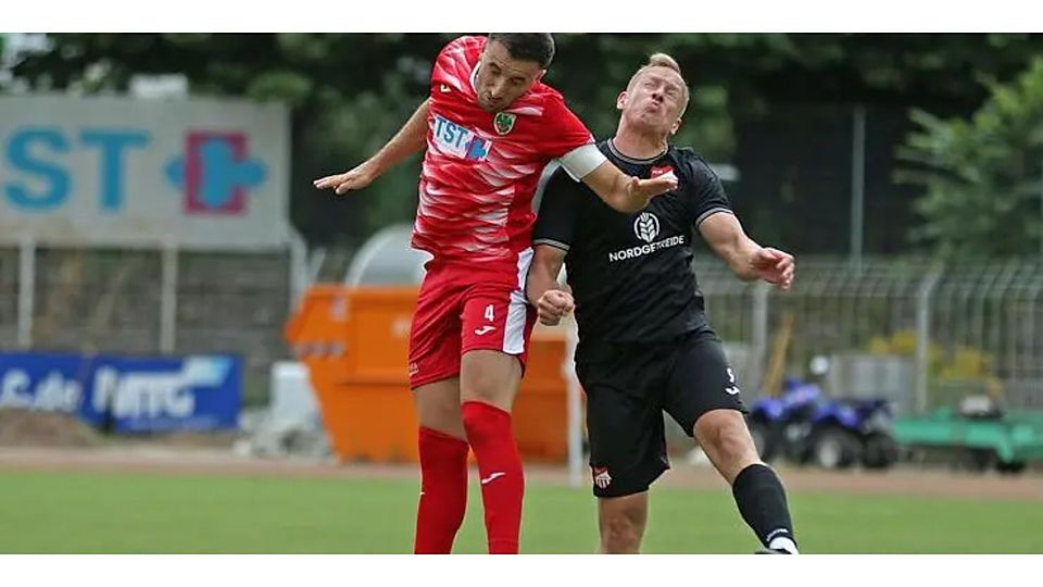 Die Abwehrzentrale ist bei den Wormaten ohne Kapitän Altin Vrella (links) dünn besetzt. Rechts im Bild: Chris-Peter Haase (FV Diefflen).     Archivfoto: Christine Dirigo/pakalski-press