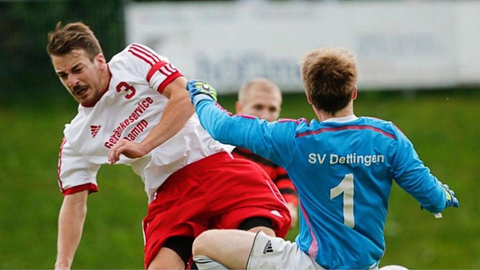 Im Kellerduell stehen sich der SV Dettingen II (von links Jan Buck und Julian Schütz) und die LJG Unterschwarzach gegenüber. Foto: Volker Strohmaier