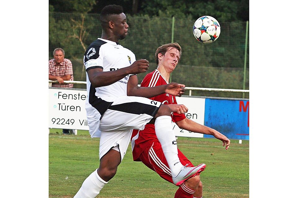 Der FC Amberg (l. Junior Torunarigha) steht nach dem 3:0 in Sorghof in der zweiten Pokalrunde. Foto: Thomas Rothe