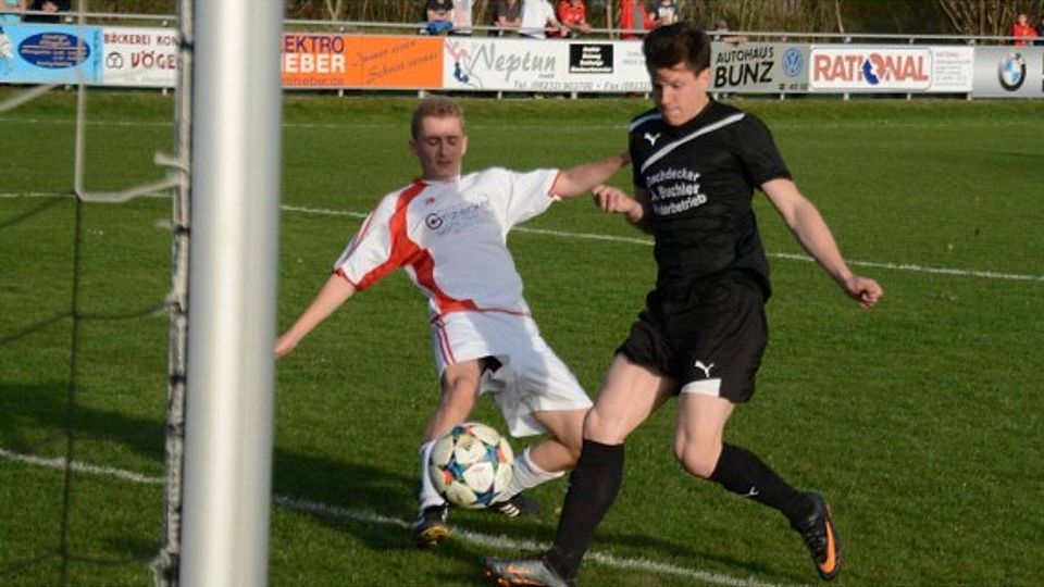Eine rassige Partie lieferten sich Spitzenreiter Schwabmünchen II (rechts Gero Wurm) und Verfolger Kleinaitingen beim 3:3 am Mittwochabend. Somit haben die TSVler weiter einen Vorsprung von zehn Punkten auf Rang zwei. Foto: Reinhold Radloff