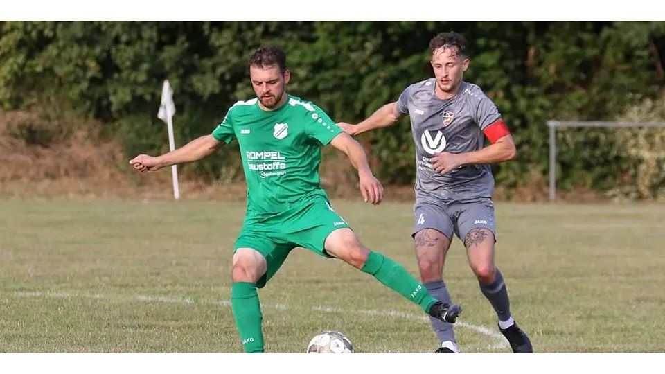 Noch ist der Tuspo Breidenstein Letzter, mit ein paar Toren kann Daniel Gruber (links) dies im Kellerduell mit Versbachtal ändern. Hannes Sänger (rechts) tritt mit Angelburg beim Spitzenreiter Caldern an. © Jens Schmidt