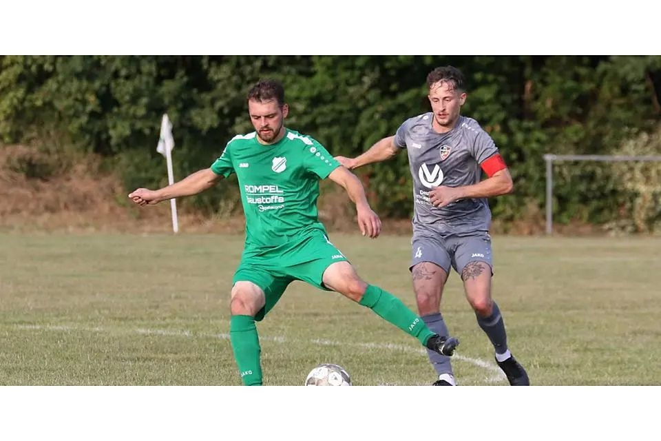 Noch ist der Tuspo Breidenstein Letzter, mit ein paar Toren kann Daniel Gruber (links) dies im Kellerduell mit Versbachtal ändern. Hannes Sänger (rechts) tritt mit Angelburg beim Spitzenreiter Caldern an. © Jens Schmidt