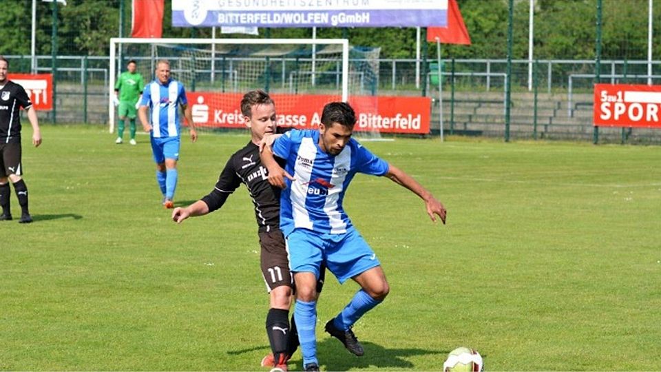 Abdelaziz El Gourmat (in blau-weiß) kommt vom 1. FC Bitterfeld-Wolfen nach Spergau.                 F: Mattern