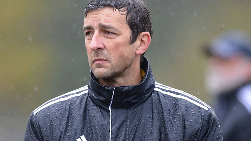 Das Hölzlebrucker Team  lässt Trainer Andreas Binder in dieser Saison bei den Bezirksliga-Auswärtsspielen allzu oft im Regen stehen: Glücklich ist Coach darüber nicht. | Foto: Patrick Seeger