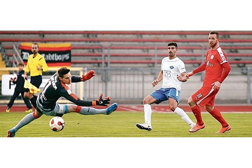 Schuss ins Glück: Ibrahim Temin (Mitte) sowie Nils Zumbeel (links) und Deniz Tayar schauen dem Ball beim 2:0 nach. Patten