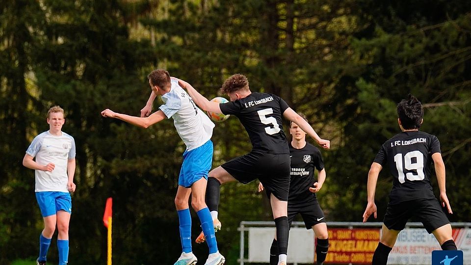 Mit Teamgeist zum Kantersieg: Der FC Lorsbach gewinnt sein letztes Spiel vor der Winterpause deutlich mit 5:1 gegen Viktoria Sindlingen.
