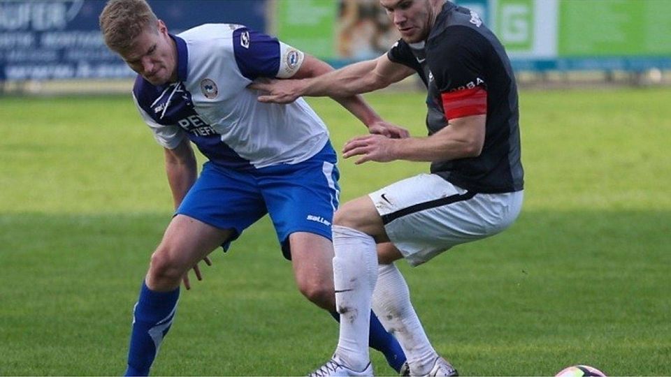 Jerome Malanowski (links) im "ewigen Duell" mit Sachsenhausens Andor Müller. Foto:  Karsten Schirmer