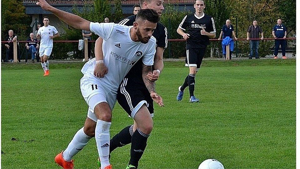 Paarlauf: Hackenheims Artur Marger (weißes Trikot) im Kerbespiel bei der SG Weinsheim, das der TuS 5:1 gewann.	Foto: Heidi Sturm