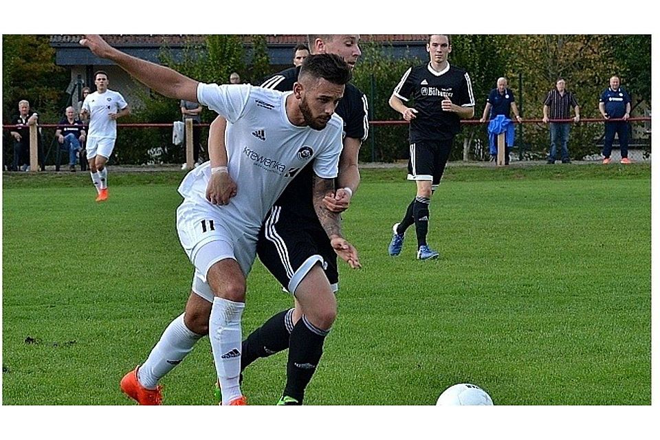 Paarlauf: Hackenheims Artur Marger (weißes Trikot) im Kerbespiel bei der SG Weinsheim, das der TuS 5:1 gewann.	Foto: Heidi Sturm