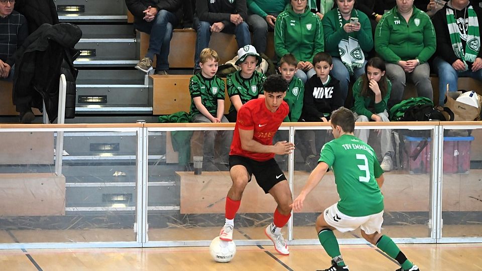 Bandenduell vor der grünen Wand: Emmerings Anhänger waren zahlreich in Rosenheim vertreten. Josef Niedermaier (r.) und den TSV half es diesmal aber nicht.