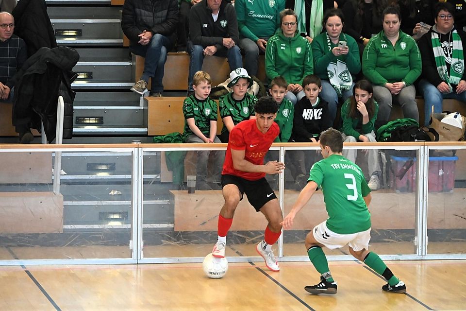 Bandenduell vor der grünen Wand: Emmerings Anhänger waren zahlreich in Rosenheim vertreten. Josef Niedermaier (r.) und den TSV half es diesmal aber nicht.
