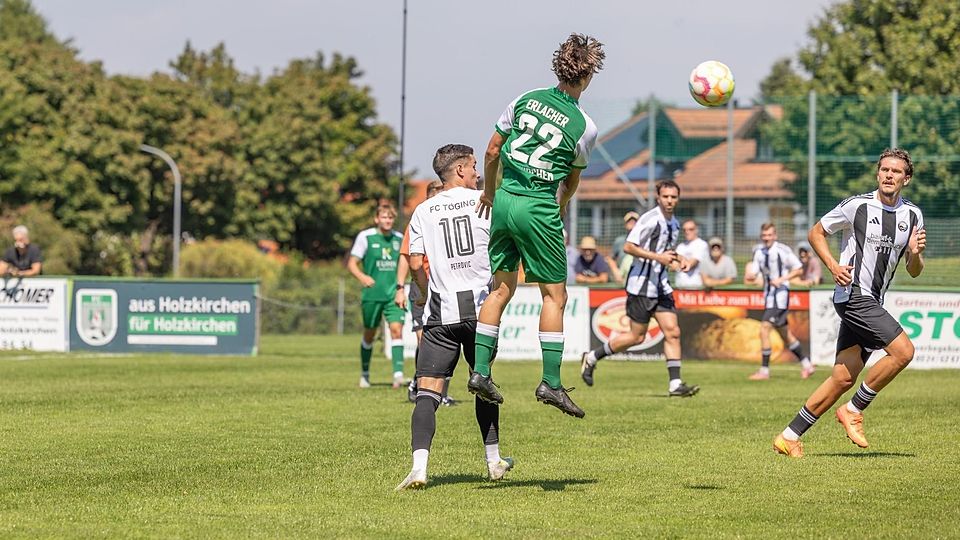 Fußball Bezirksliga TuS Holzkirchen - FC Töging, Foto: Hanna Braun, am Ball: 22 Vincent Erlacher Holzkirchen, 10 Ivo Petrovic Töging
