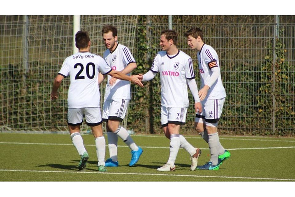 Olper Freude nach dem Treffer zum 1:0 in Sinsen: Denis Huckestein, Thomas Ziegler, Torschütze Philipp Bredebach und Steffen Hebbeker (von rechts). Foto: leem