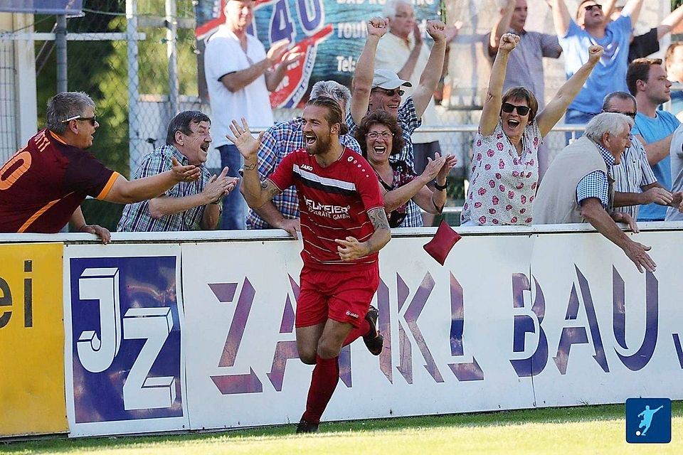 Es geht wieder los – vor Fans: Hier bejubelt Bad Kötztings Míroslav Spirek seinen Torerfolg im Hinspiel gegen den kommenden Gegner aus Bad Abbach.