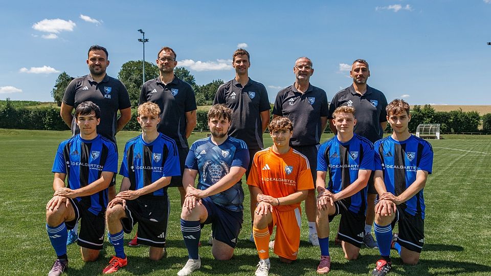 Die beiden Trainer Andreas Kirschner (links) und Alex Schrafstetter (rechts) können gemeinsam mit der sportlichen Leitung insgesamt acht Zugänge zur neuen Saison verbuchen. Von links: Daniel Breitenwinkler, Felix Hingerl, Markus Greiner, Francesco Incerti, Leon Jejkal und Patrick Selmeier. (fehlend beim Bild: Georg Schandl und David Divkovic)