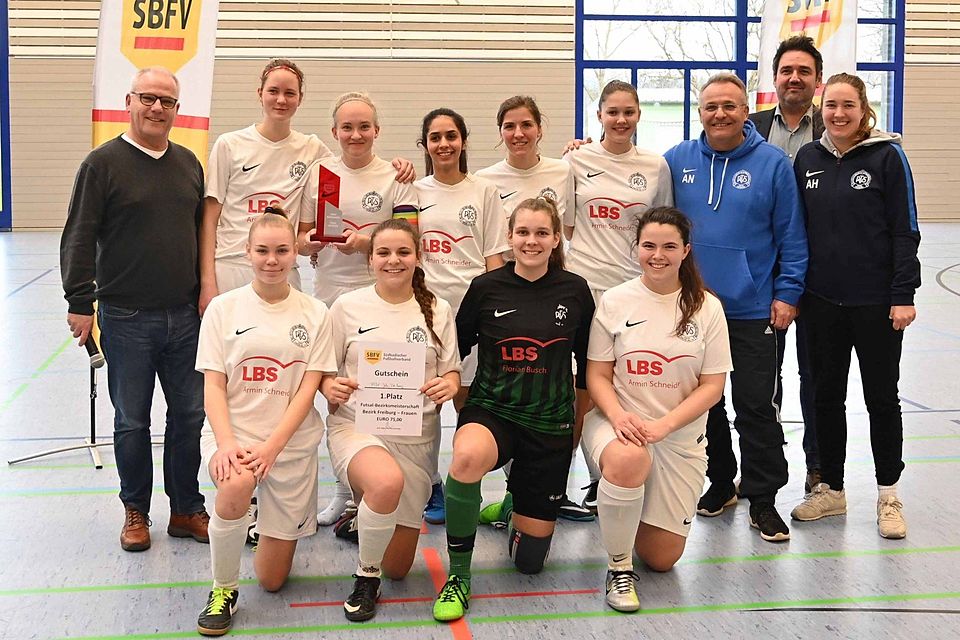 Strahlende Sieger: Das  Frauenteam des PSV Jahn Freiburg wurde Futsal-Bezirksmeister. 