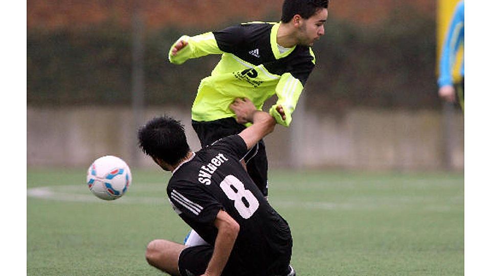 Caner Ertasoglu (hinten) und der SSV II hoffen noch. Foto: Wolfgang Henry