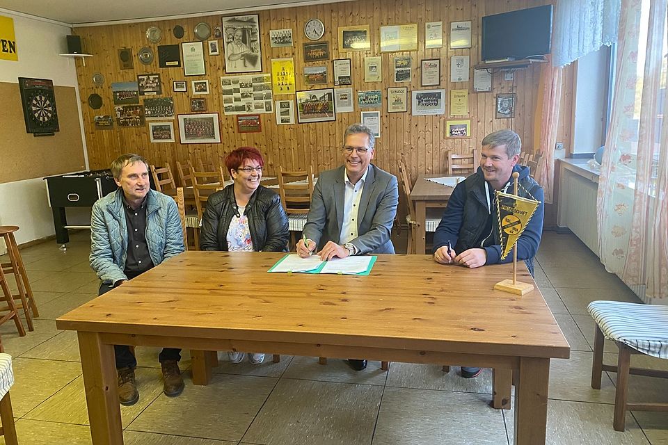 Bürgermeister Ulf Hürtgen (3. v. l.) sowie Kämmerer Ottmar Voigt (1. v. l.)  unterschreiben den Pachtvertrag zusammen mit der 1. Vorsitzenden des SSC Schwerfen, Melanie Niestroj (2. v. l.), und dem Kassierer Andreas Winkelhag.