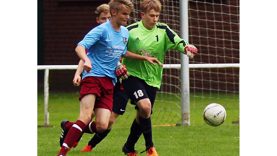 Michel Stolzenberg (links) kassierte mit der JSG Gnarrenburg eine 2:3-Niederlage. Foto Specht/bz