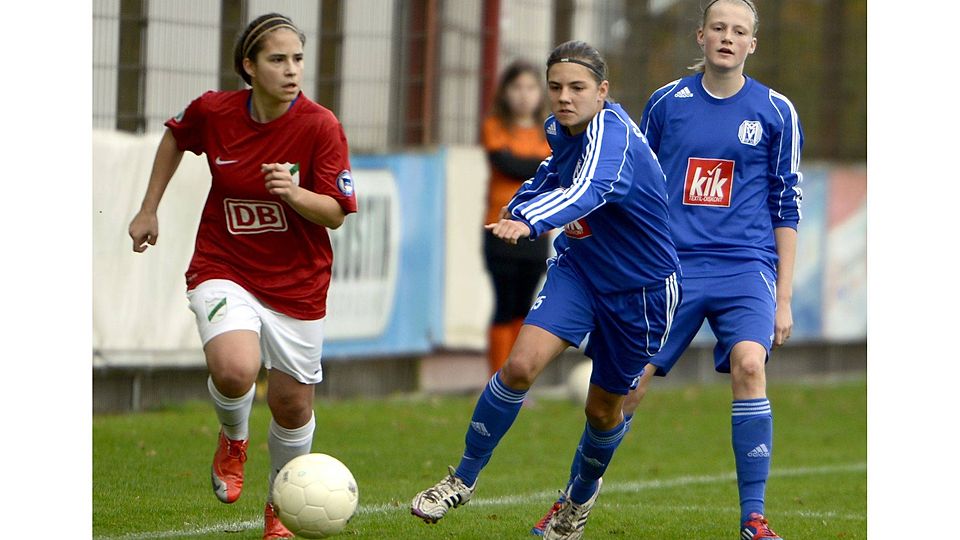 Druck machen wollen die Zweitliga-Fußballerinnen des SV Meppen mit den Juniorinnen-Nationalspielerinnen Rieke Dieckmann und Sarah Schulte im Schlager gegen Jena II.   Foto: Doris Leißing