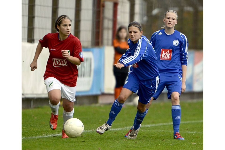 Druck machen wollen die Zweitliga-Fußballerinnen des SV Meppen mit den Juniorinnen-Nationalspielerinnen Rieke Dieckmann und Sarah Schulte im Schlager gegen Jena II.   Foto: Doris Leißing