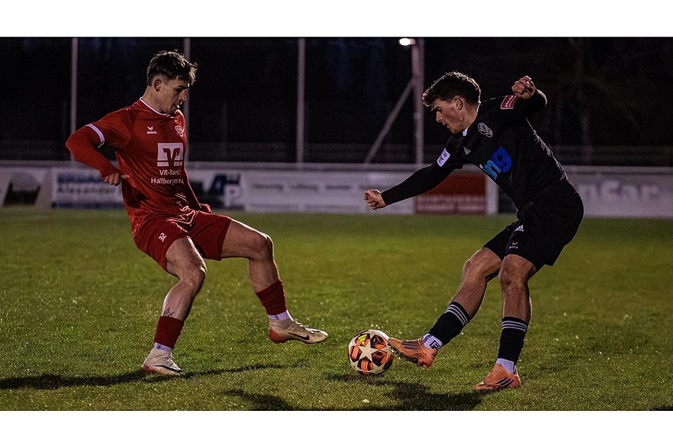 Schluss mit dem Negativlauf: Die Hallbergmooser Fußballer – hier Daniel Müller (l.) in Aktion – müssen abliefern, wenn es noch mit Rang zwei klappen soll.