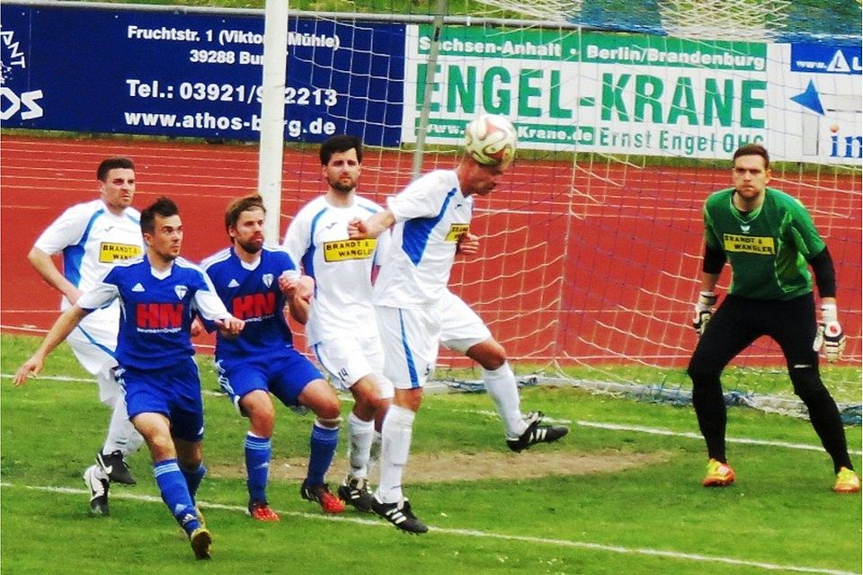 Burg (in blau) mit souveränem Auftritt (2:0) gegen die Fortuna    F: Michael Klocke