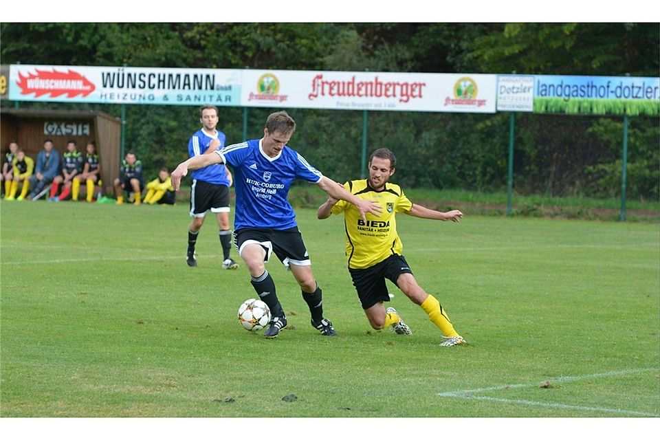 Die Defensive des SV Freudenberg (blaues Trikot) stand gegen den FC Amberg II mächtig unter Druck.  Foto: sca