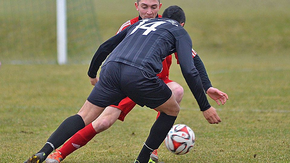 Friedbergs Imran Mustafi (in rot) im Zweikampf mit Roberto Piredda. Neugablonz verpasste durch das 1:1 den Sprung auf Platz drei.  Foto: Peter Kleist