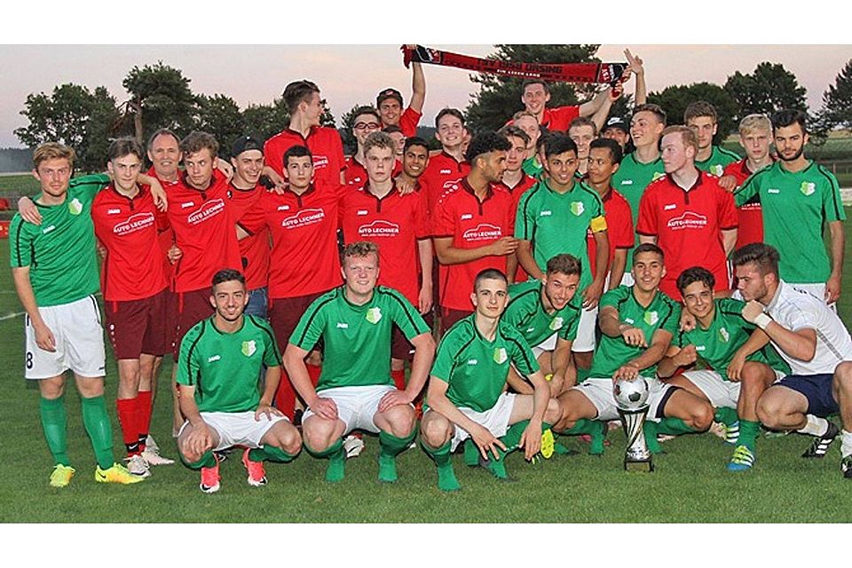 Die beiden Teams des Landkreisfinales der A-Junioren auf der Sportanlage in Gebenhofen stellten sich zum Siegerfoto: Landkreismeister FC Stätzling (grüne Trikots) und der Vize TSV Dasing (rot).  Foto: Reinhold Rummel