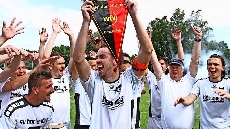 Am Ziel. Der Kapitän Andreas Pottmeyer und seine Teamkollegen freuen sich über den Aufstieg. Foto: Yavuz Dural