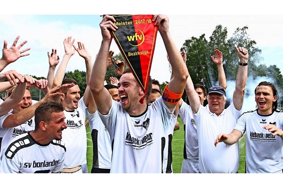 Am Ziel. Der Kapitän Andreas Pottmeyer und seine Teamkollegen freuen sich über den Aufstieg. Foto: Yavuz Dural