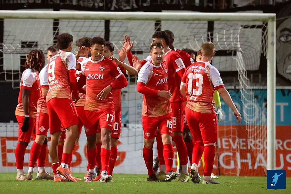 Als Leader geht Peter Kurzweg (Mitte) voran: Mit über 330 Profieinsätzen im Rücken bleibt er die Konstante, an der sich die Mannschaft besonders in stürmischen Zeiten aufrichten kann.