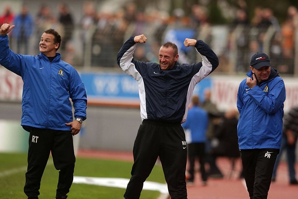 Die Drei von der Trainerbank: Assistent Rudi Thömmes, Torwartcoach Michael Weirich und Chef Peter Rubeck (von links) verleihen beim 3:0-Sieg gegen Pirmasens ihrer Freude unterschiedlich Ausdruck. Foto: Sebastian Schwarz Die Drei von der Trainerbank: Assistent Rudi Thömmes, Torwartcoach Michael Weirich und Chef Peter Rubeck (von links) verleihen beim 3:0-Sieg gegen Pirmasens ihrer Freude unterschiedlich Ausdruck. Foto: Sebastian Schwarz