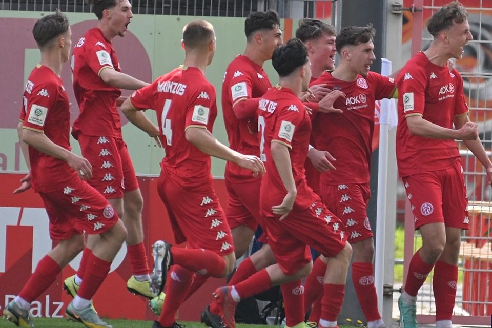 Der Mainzer NAchwuchs bejubelt den Deutschen Meistertitel der U19.