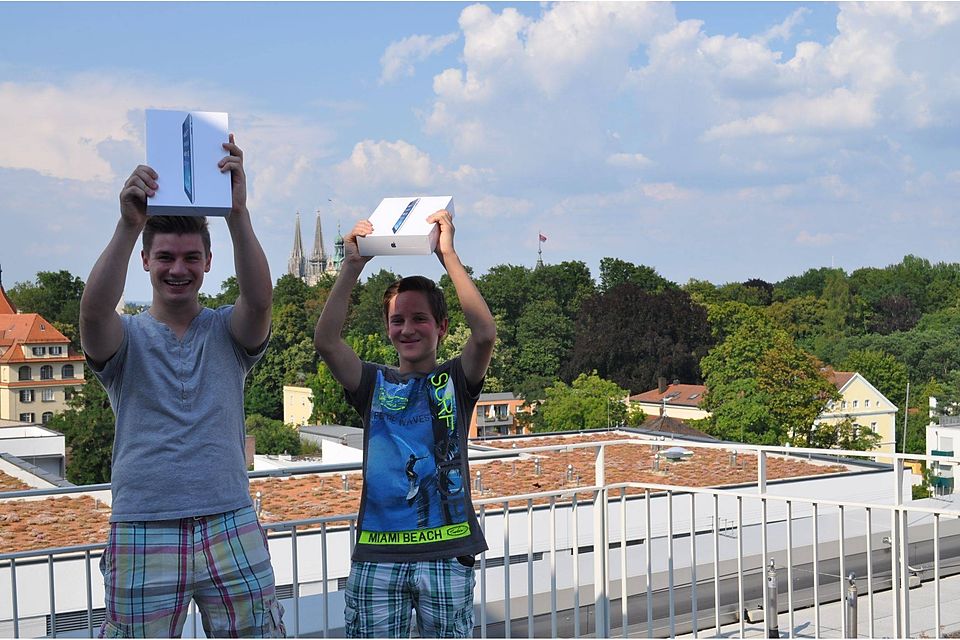 Kevin Heizler (l.) und Florian Würthele reißen ihre iPads in den weiß-blauen Regensburger Himmel. Foto: Kronawitter
