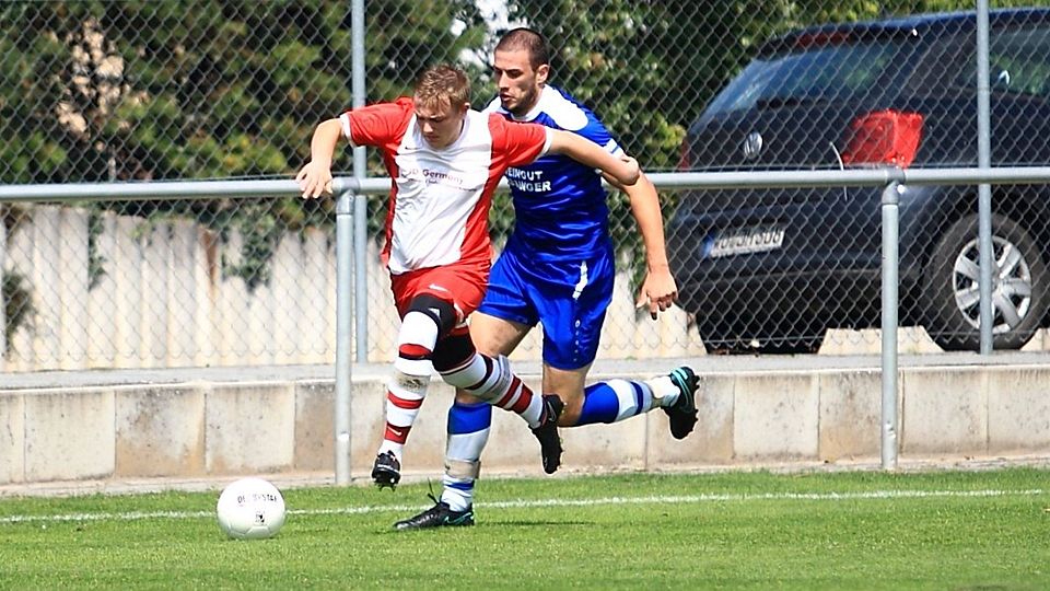 Spitzenreiter Hochheim II (am Ball) wehrt den Angriff des Verfolgers aus Mauchenheim ab. F: Wolff