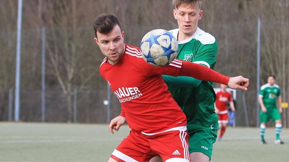 Schießt er den SC Pfullendorf II in die Kreisliga A? Marc Kuczkowski (links), Torjäger des FC Überlingen, hat bereits 40 Saisontreffer auf dem Konto. Rechts Lukas Jäger vom TSV Aach-Linz. Archivfoto: Karl-Heinz Bodon