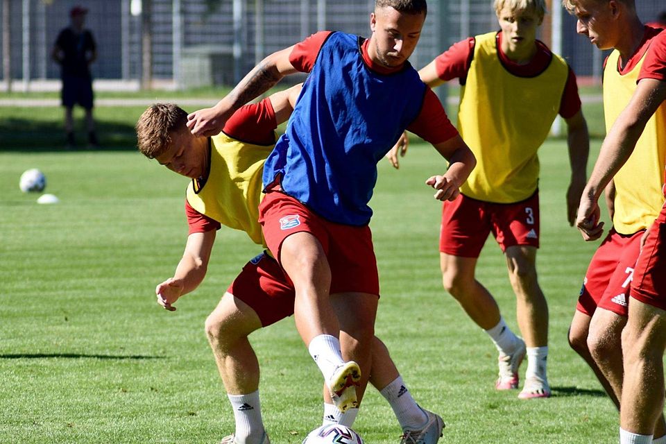 Lucas Markert (blaues Leibchen) schwärmt vom Niveau bei der Spvgg Unterhaching - selbst im Training.