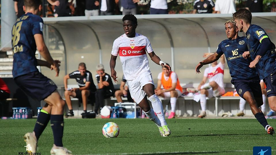 Es ist wieder Zeit für das Mainzer Heimgesicht: Beim Auswärtsspiel kassierte die 05-Zweite (in blau) eine deutliche 0:4-Pleite.