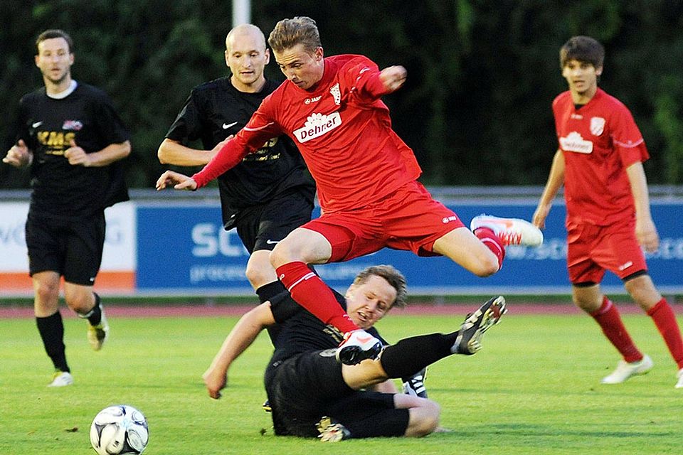 Der Kapitän des FC Donauwörth wirft alles rein, aber Tim Leimer konnte Rains Sebastian Habermeyer (in Rot) einfach nicht stoppen.	F.: Szilvia Izsó