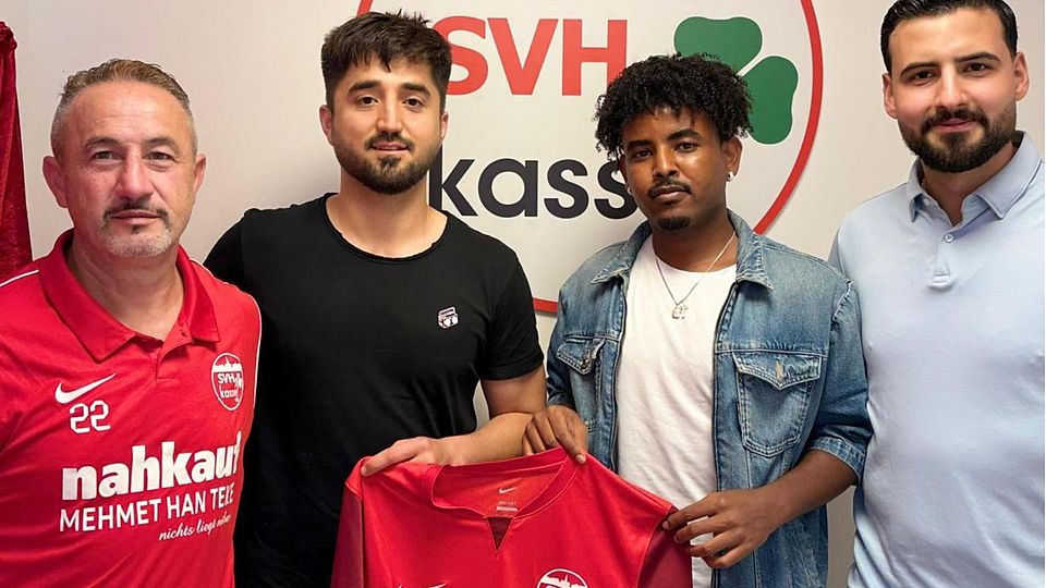 v.l.: Abteilungsleiter Kujtim Pjetri, Ahmadullah Ahmadi, John Kasay Haylu, Sportlicher Leiter Mehmet Han Teke