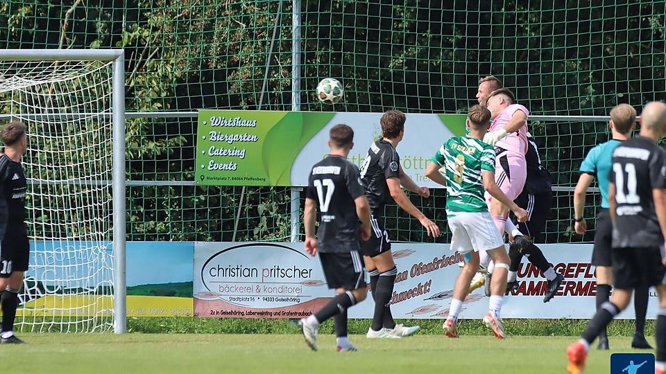 Ausgleich in letzter Sekunde. Sallachs Markus Ganghofner egalisiert den späten Rückstand mit einem trockenen Kopfball.