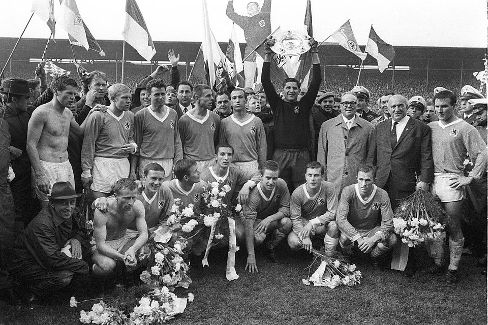 Der größte Triumph der 1860-Vereinsgeschichte: 1966 reckt Radenkovic die Meisterschale in den Himmel.