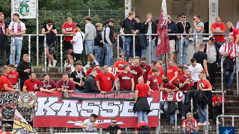 Der KSV Hessen Kassel - hier die Fans beim Auswärtsspiel in Homburg - hat sich hinter der Initiative "Aufstiegsreform 2025" postiert. 