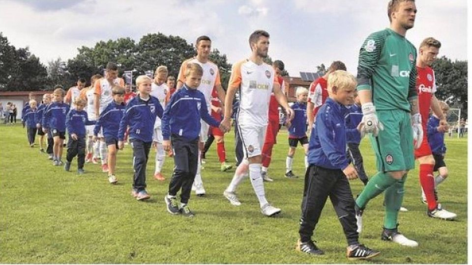 An den Händen der internationalen Stars von Donezk eingelaufen sind die Jugendspieler von Eintracht Neuenkirchen. Foto: Rolf Kamper
